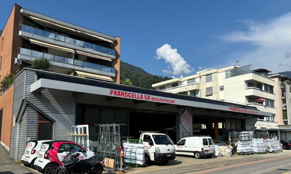 Nuova facciata dell'officina Franscella con pannelli fotovoltaici