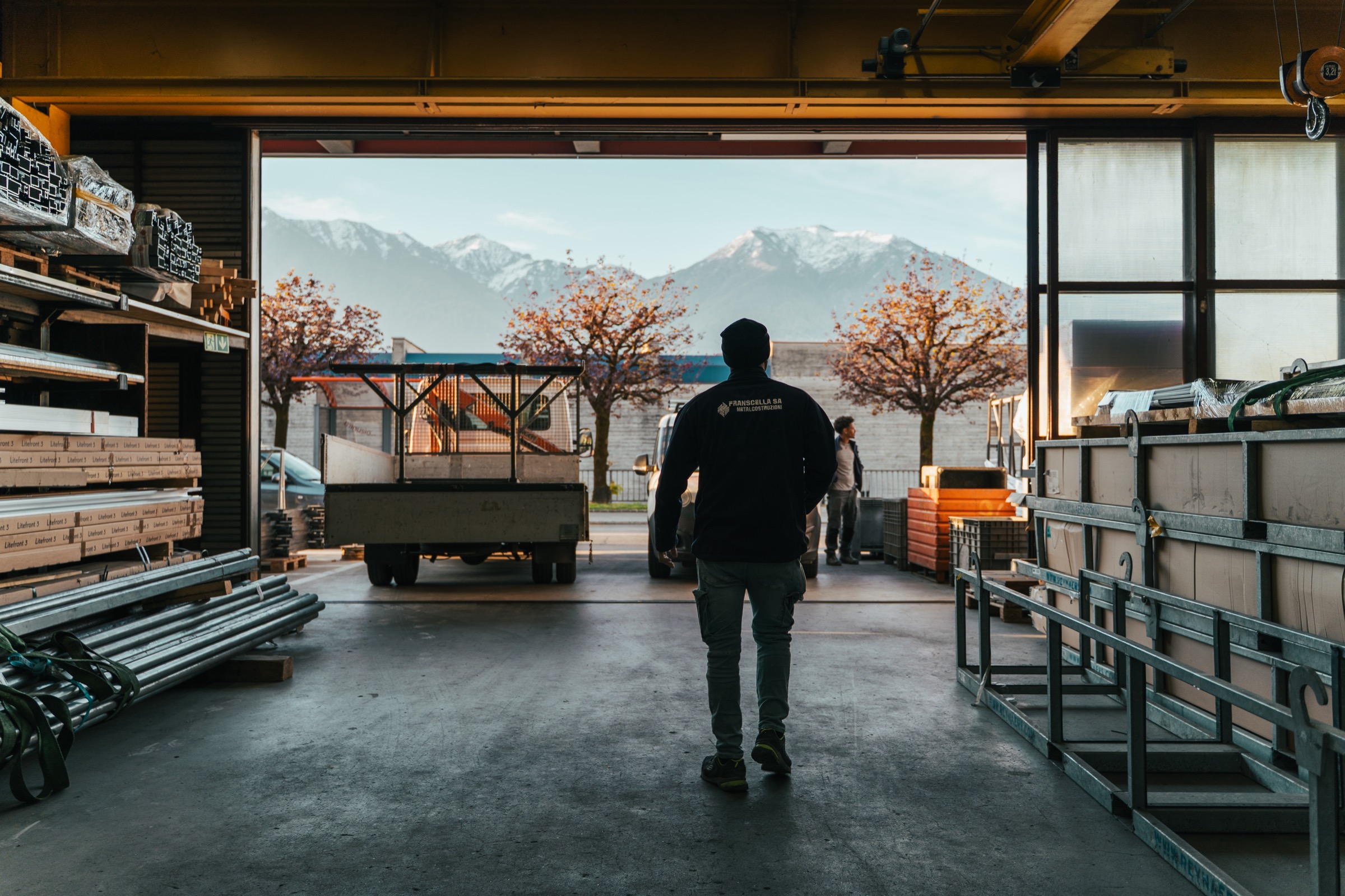Officina Franscella aperta sulle Alpi ticinesi al tramonto